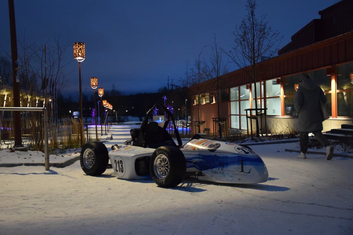 Formelbil på campus i Luleå i skymningen